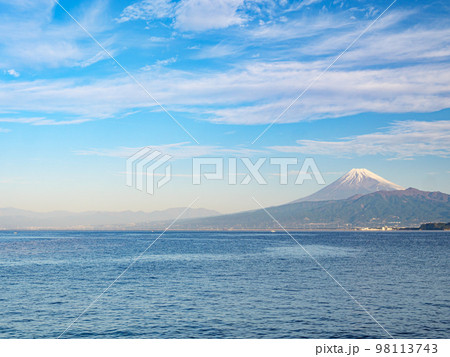 伊豆半島から見た富士山（冬・沼津市） 98113743