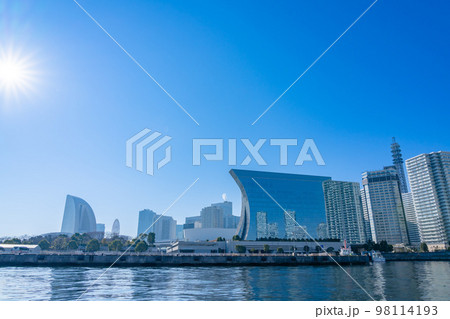 横浜港から見た快晴の街並み 98114193