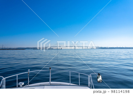 快晴のベイブリッジクルーズ 98114198