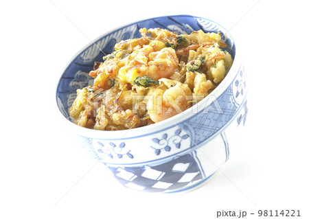 野菜と海老のかき揚げ丼を白背景で撮影 98114221