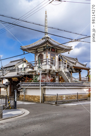 大阪府高槻市の本行寺の法華経守護神の塔 98114270