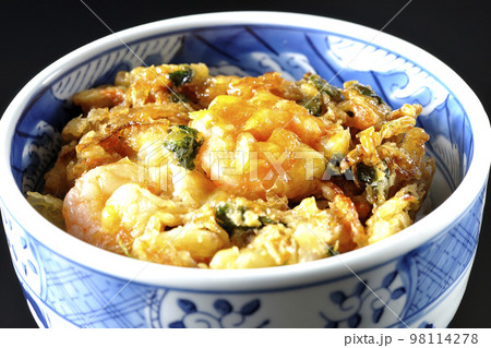 野菜と海老のかき揚げ丼を黒背景で撮影 野菜と海老のかき揚げ丼を黒背景で撮影 98114278