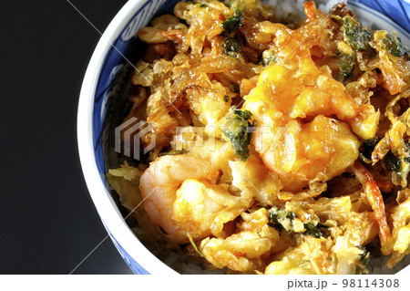 野菜と海老のかき揚げ丼を黒背景で俯瞰撮影 98114308