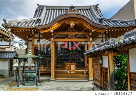 大阪府高槻市の本行寺の妙見堂 98114374