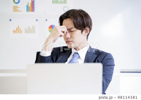 眼精疲労　ビジネスマン 98114381
