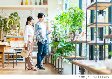 買い物する若いカップル 買い物する若いカップル 98114585