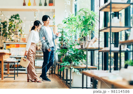 買い物する若いカップル 買い物する若いカップル 98114586