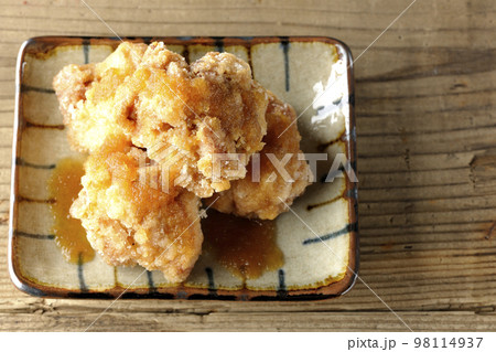 鶏の竜田揚げにおろしポン酢かけを俯瞰で撮影 鶏の竜田揚げにおろしポン酢かけを俯瞰で撮影 98114937