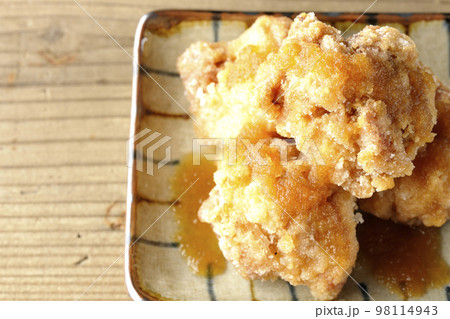 鶏の竜田揚げにおろしポン酢かけを俯瞰で撮影 鶏の竜田揚げにおろしポン酢かけを俯瞰で撮影 98114943