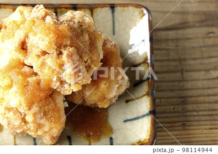 鶏の竜田揚げにおろしポン酢かけを俯瞰で撮影 鶏の竜田揚げにおろしポン酢かけを俯瞰で撮影 98114944