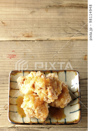 鶏の竜田揚げにおろしポン酢かけを俯瞰で撮影 98114948