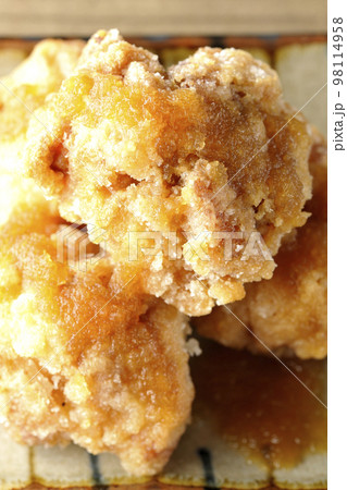 鶏の竜田揚げにおろしポン酢かけを俯瞰で撮影 鶏の竜田揚げにおろしポン酢かけを俯瞰で撮影 98114958