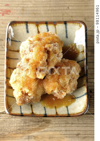 鶏の竜田揚げにおろしポン酢かけを俯瞰で撮影 鶏の竜田揚げにおろしポン酢かけを俯瞰で撮影 98114961