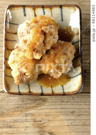 鶏の竜田揚げにおろしポン酢かけを俯瞰で撮影 鶏の竜田揚げにおろしポン酢かけを俯瞰で撮影 98114965