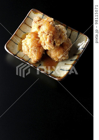 鶏の竜田揚げにおろしポン酢かけを黒背景で俯瞰撮影 鶏の竜田揚げにおろしポン酢かけを黒背景で俯瞰撮影 98115071