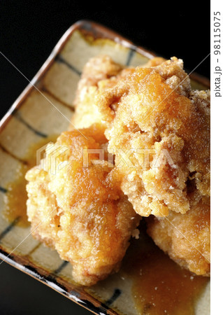 鶏の竜田揚げにおろしポン酢かけを黒背景で俯瞰撮影 鶏の竜田揚げにおろしポン酢かけを黒背景で俯瞰撮影 98115075