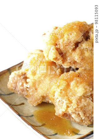 鶏の竜田揚げにおろしポン酢かけを白背景で撮影 鶏の竜田揚げにおろしポン酢かけを白背景で撮影 98115093