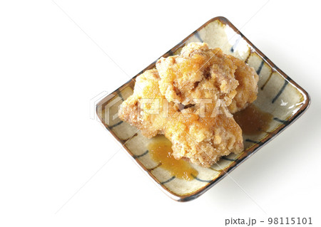 鶏の竜田揚げにおろしポン酢かけを白背景で俯瞰撮影 鶏の竜田揚げにおろしポン酢かけを白背景で俯瞰撮影 98115101