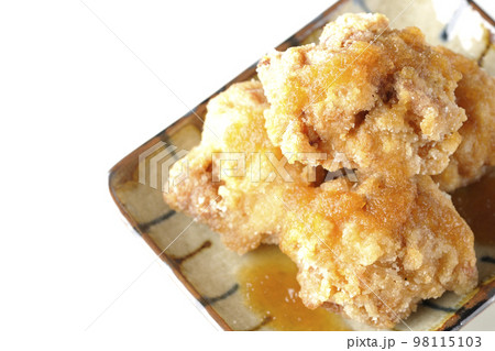 鶏の竜田揚げにおろしポン酢かけを白背景で俯瞰撮影 鶏の竜田揚げにおろしポン酢かけを白背景で俯瞰撮影 98115103