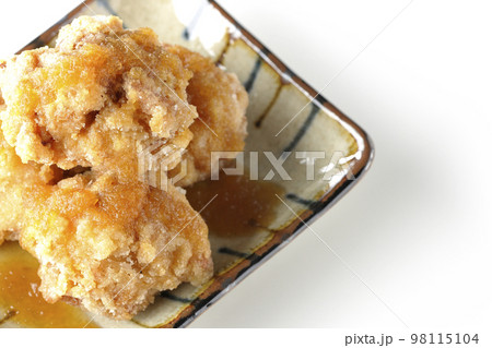 鶏の竜田揚げにおろしポン酢かけを白背景で俯瞰撮影 鶏の竜田揚げにおろしポン酢かけを白背景で俯瞰撮影 98115104
