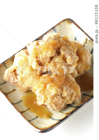 鶏の竜田揚げにおろしポン酢かけを白背景で俯瞰撮影 鶏の竜田揚げにおろしポン酢かけを白背景で俯瞰撮影 98115108