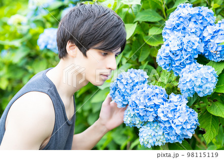 日本旅行で紫陽花を楽しむ外国人の男性観光客 98115119
