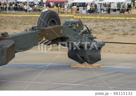 陸上自衛隊の火砲、155mm榴弾砲(FH70)の後部のアウトリガー 98115132