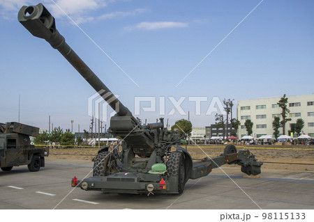展示している陸上自衛隊の火砲155mm榴弾砲(FH70) 展示している陸上自衛隊の火砲155mm榴弾砲(FH70) 98115133