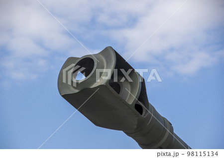 陸上自衛隊の火砲155mm榴弾砲(FH70)の筒先 陸上自衛隊の火砲155mm榴弾砲(FH70)の筒先 98115134