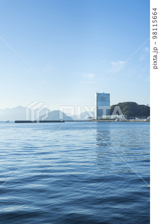 青空に映える海沿いのホテル 青空に映える海沿いのホテル 98115664