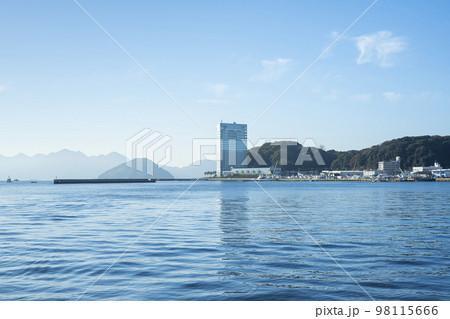 青空に映える海沿いのホテル 98115666