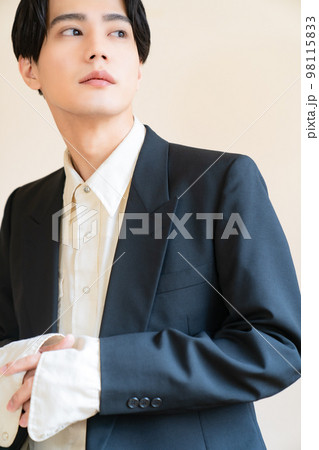 韓国ファッションの男性のポートレート 若い かっこいい イケメン 爽やか さわやか Z世代 かわいい 韓国ファッションの男性のポートレート 若い かっこいい イケメン 爽やか さわやか Z世代 かわいい 98115833