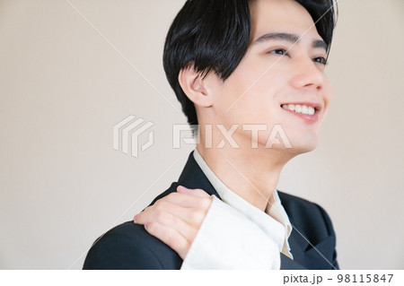 韓国ファッションの男性のポートレート 若い かっこいい イケメン 新卒 リクルートスーツ かわいい 韓国ファッションの男性のポートレート 若い かっこいい イケメン 新卒 リクルートスーツ かわいい 98115847