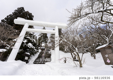 冬の土津神社 白い鳥居と参道 福島県猪苗代町 冬の土津神社 白い鳥居と参道 福島県猪苗代町 98116936