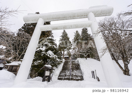 冬の土津神社　白い鳥居と参道　福島県猪苗代町 98116942