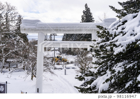 冬の土津神社 白い鳥居と参道 福島県猪苗代町 冬の土津神社 白い鳥居と参道 福島県猪苗代町 98116947