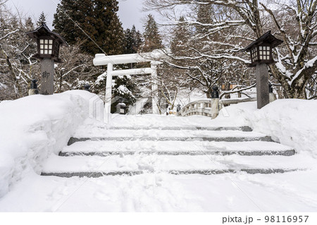 冬の土津神社　白い鳥居と参道　福島県猪苗代町 98116957