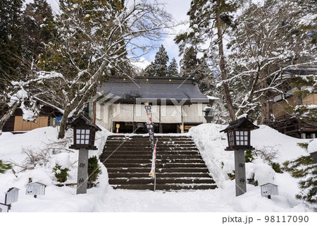 冬の土津神社 本殿と参道 福島県猪苗代町 冬の土津神社 本殿と参道 福島県猪苗代町 98117090