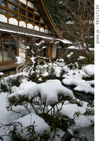 雪の残る宝泉院の庭 98117130