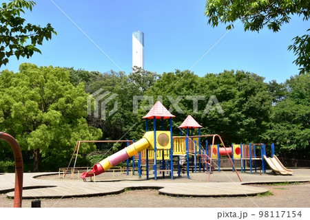 相模原麻溝公園の子どもの広場と複合遊具と新緑 98117154