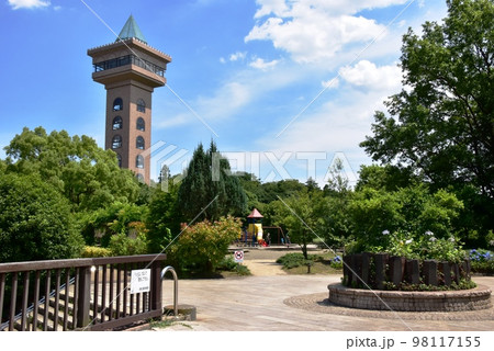 相模原麻溝公園のグリーンタワーと子どもの広場と新緑 相模原麻溝公園のグリーンタワーと子どもの広場と新緑 98117155