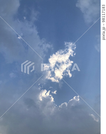 光が刺した空の雲 光が刺した空の雲 98117183