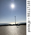 眩しい太陽と海 98117188