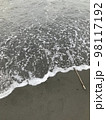 海の波打ち際 98117192