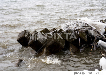 冬の猪苗代湖　しぶき氷　福島県猪苗代町 98117196
