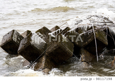 冬の猪苗代湖 しぶき氷 福島県猪苗代町 冬の猪苗代湖 しぶき氷 福島県猪苗代町 98117198