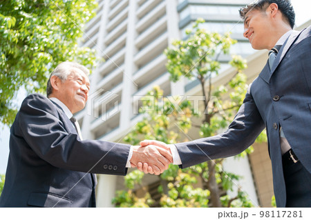 握手　ビジネス 98117281