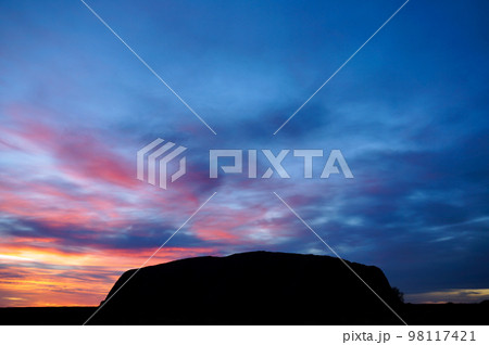 美しい夕暮れ空とエアーズロック(ウルル)のシルエット 98117421
