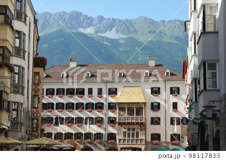 オーストリア、インスブルック、黄金の小屋根、ヘルツォーク・フリードリヒ通り、ノルトケッテ連峰 98117833