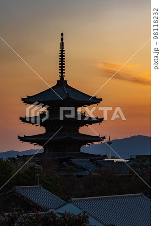 京都東山の夕暮れ　八坂の塔（法観寺）と京都タワー 98118232